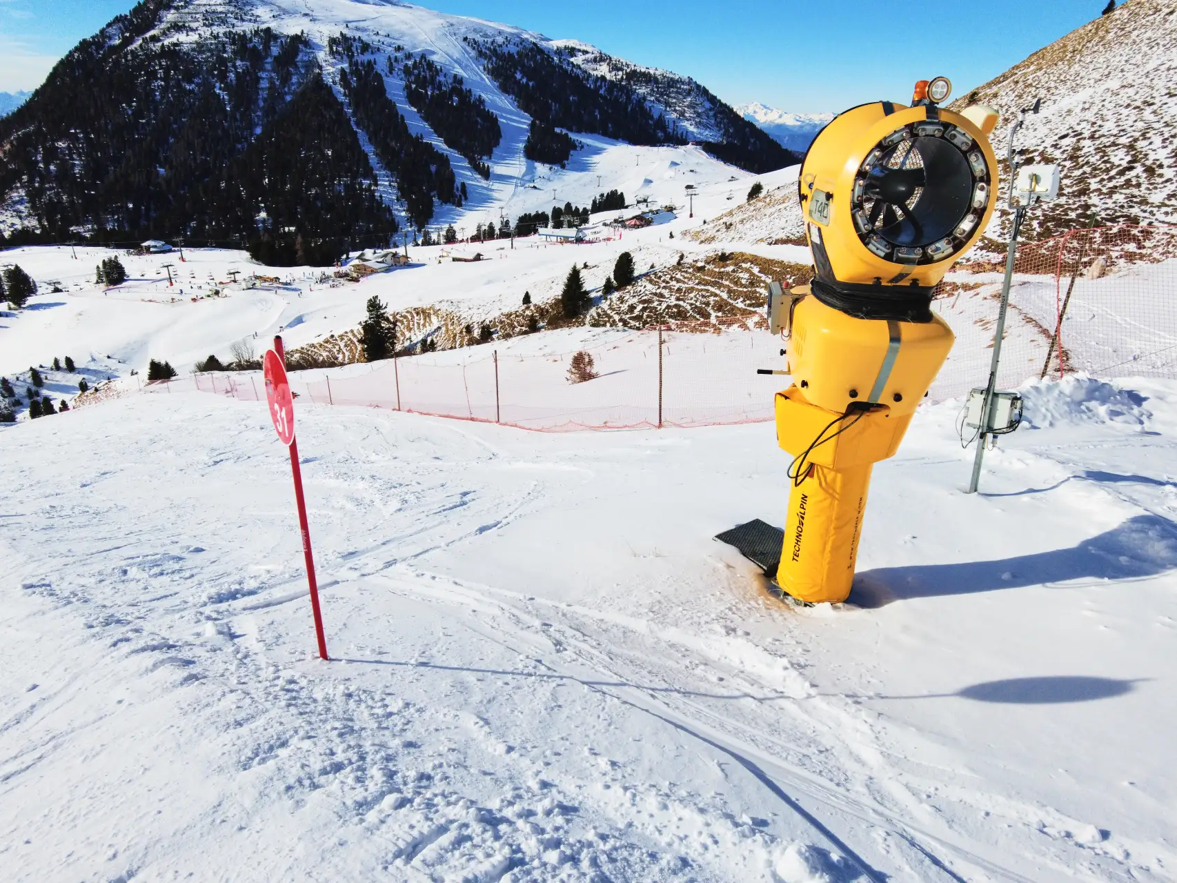 Passo Feudo 2200 m- Pampeago - Latemar Dolomites. TechnoAlpin, leader mondiale della produzione di neve tecnica, fornisce i suoi cannoni agli impianti per garantire la stazione sciistica. © Alessandra Tranquillo