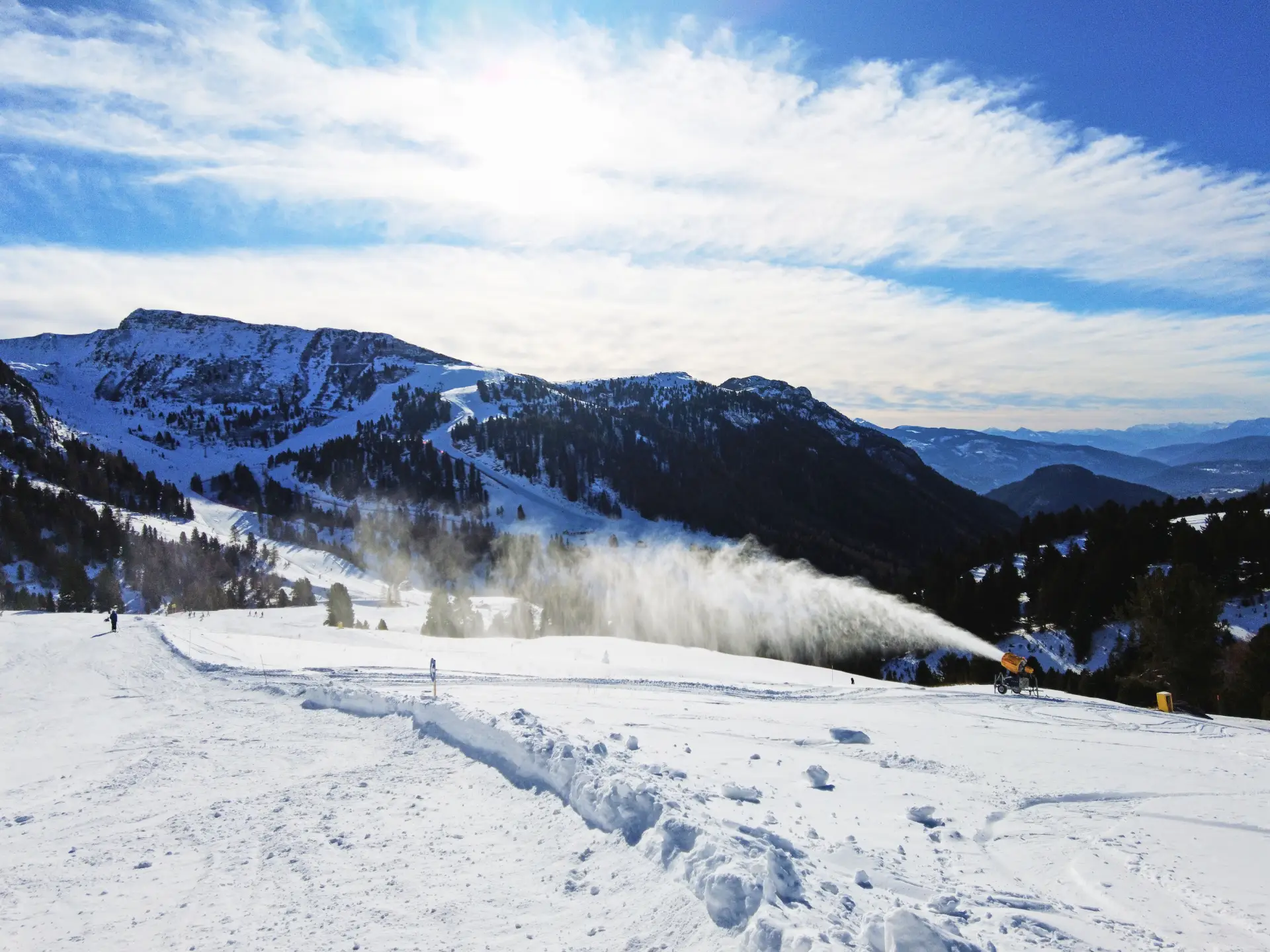 Passo Feudo 2200 m- Pampeago - Latemar Dolomites. Uno dei tanti cannoni installati sulle piste, in funzione per creare la neve tecnica sulle Dolomiti. © Alessandra Tranquillo