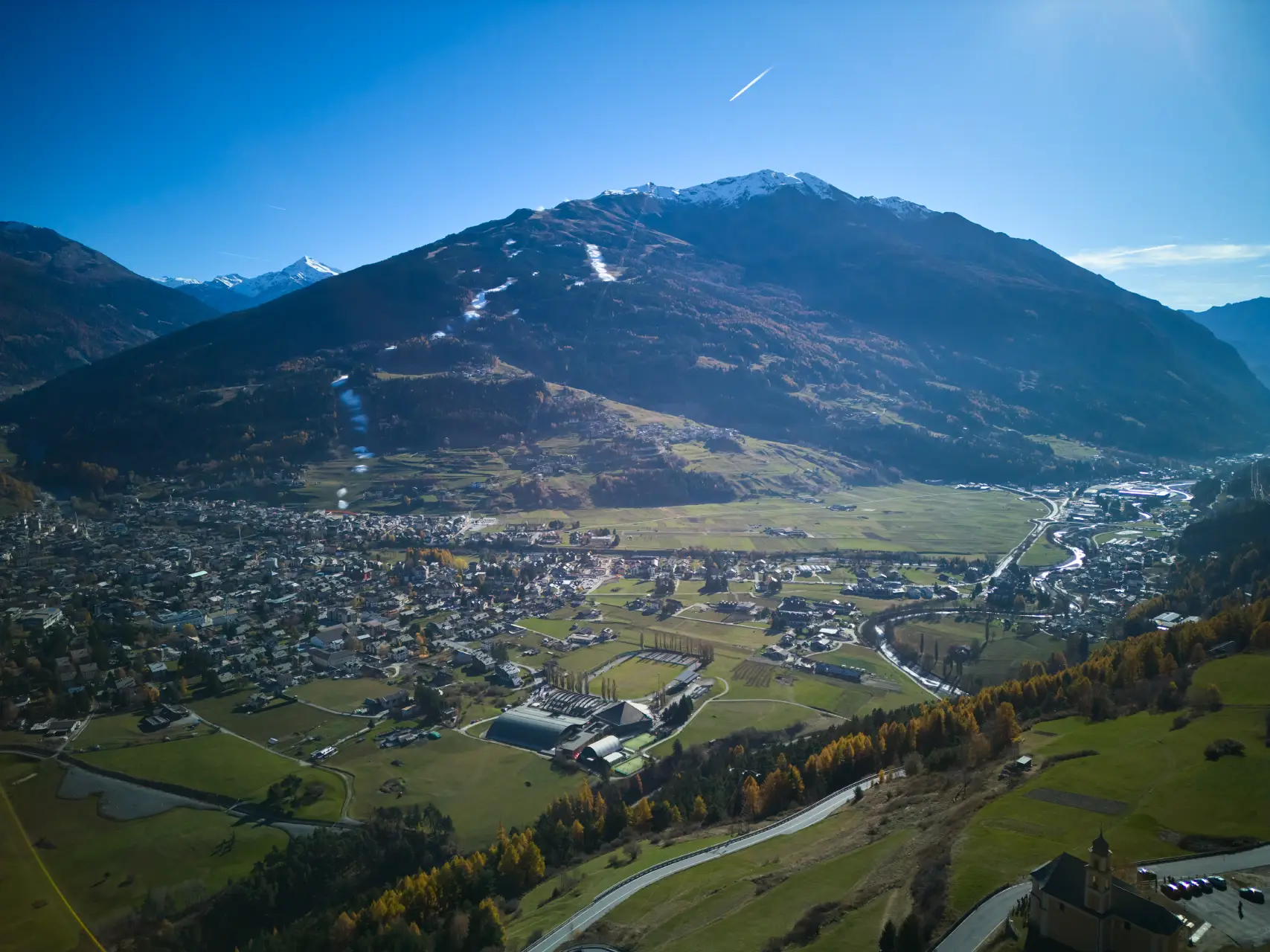 Una vista sugli impianti di Bormio a novembre 2024 privi di neve naturale
