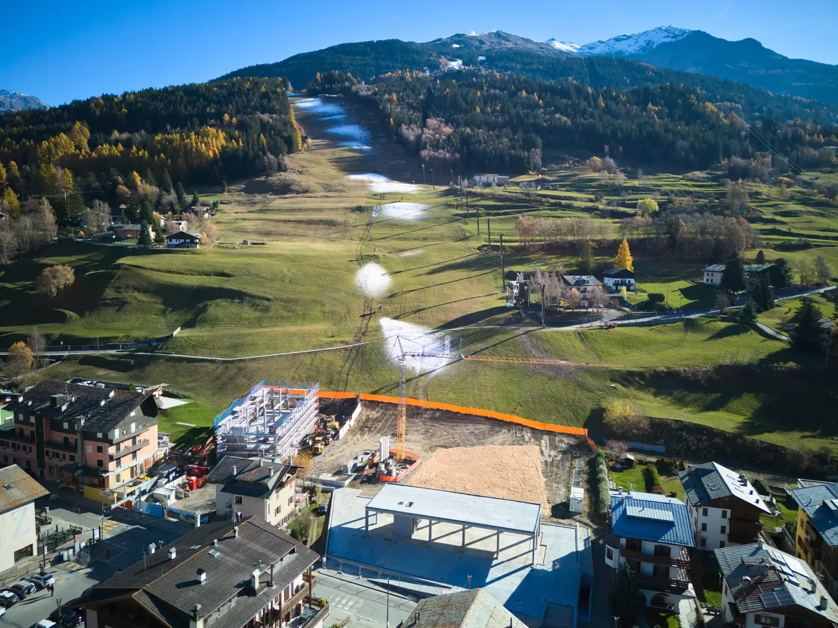 A fine novembre la pista Stelvio a Bormio (Sondrio) è priva di neve naturale ma l’impianto di innevamento è in funzione per permettere l’avvio della stagione sciistica