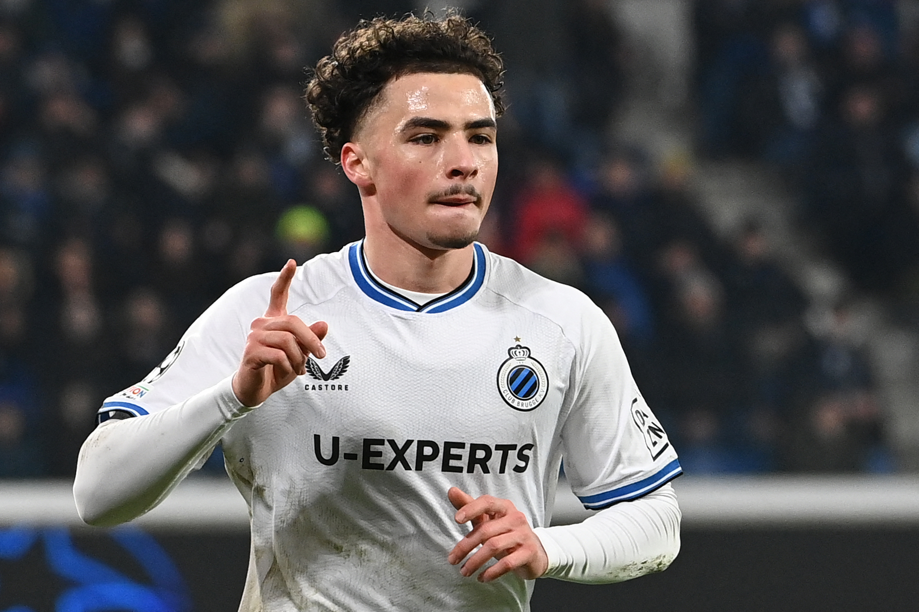 Il Club Brugge (Belgio) ha cambiato il marchio fronte maglia in U-Experts, una app di informazioni collegata direttamente alla piattaforma di scommesse Unibet