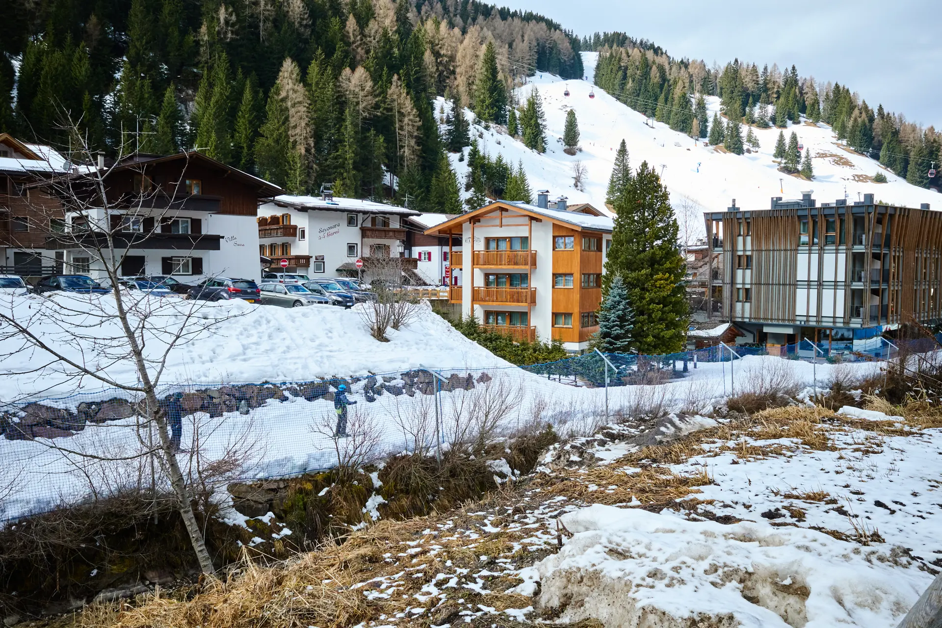 Alcuni degli alberghi che popolano il paesaggio di Selva di Valgardena (Bolzano), tra impianti di risalita e ski rental. Selva, paese di 2.600 abitanti, nel 2017 ha accolto 1,2 milioni di turisti