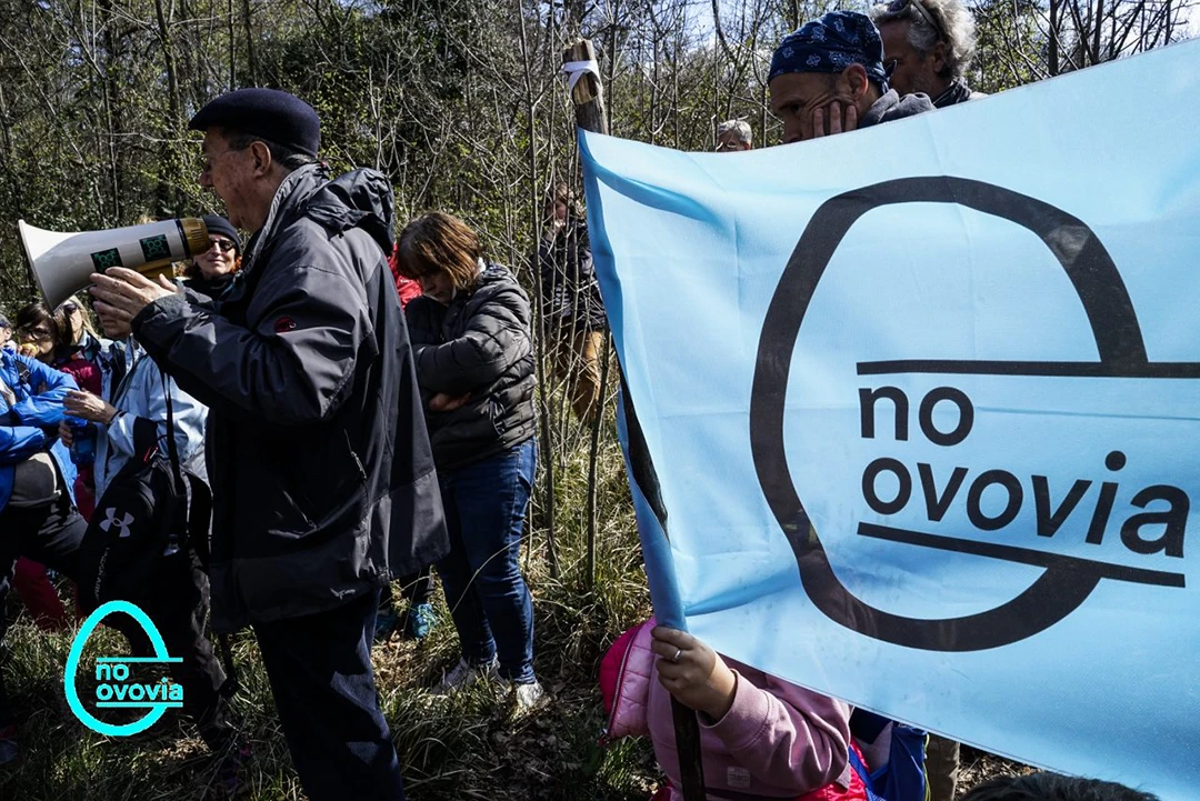 Una manifestazione del comitato No Ovovia nel Bosco Bovedo. Marzo 2023