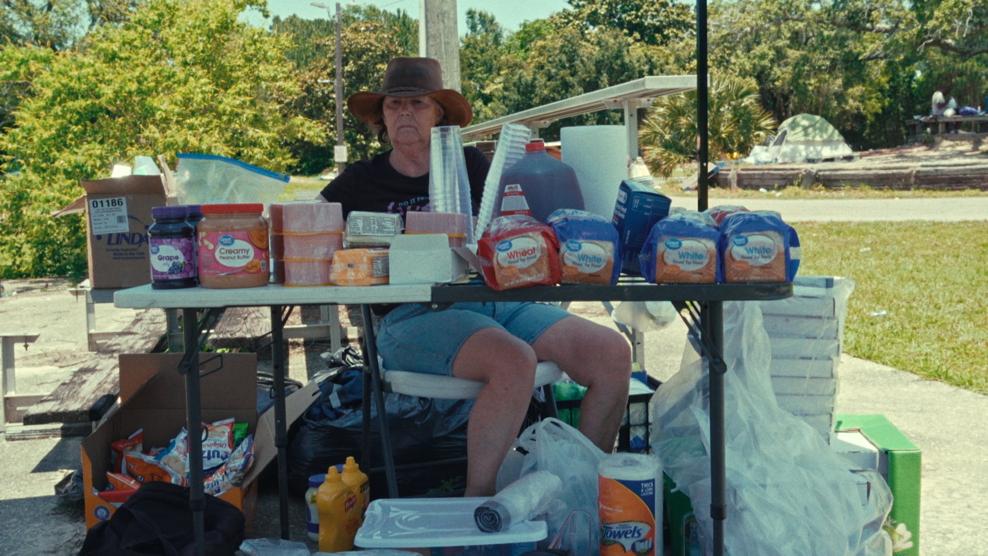 Lynda Favre allestisce il tavolo dove preparerà panini per ore nel campo di Biloxi.