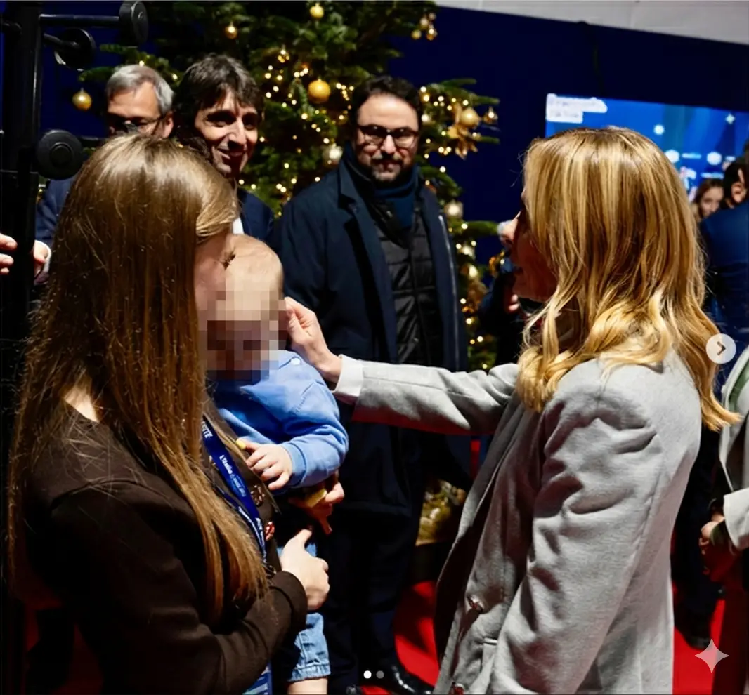 Lara Fanti ad Atreju insieme a Giorgia Meloni. Sullo sfondo il responsabile nazionale dell’organizzazione di FdI, Giovanni Donzelli