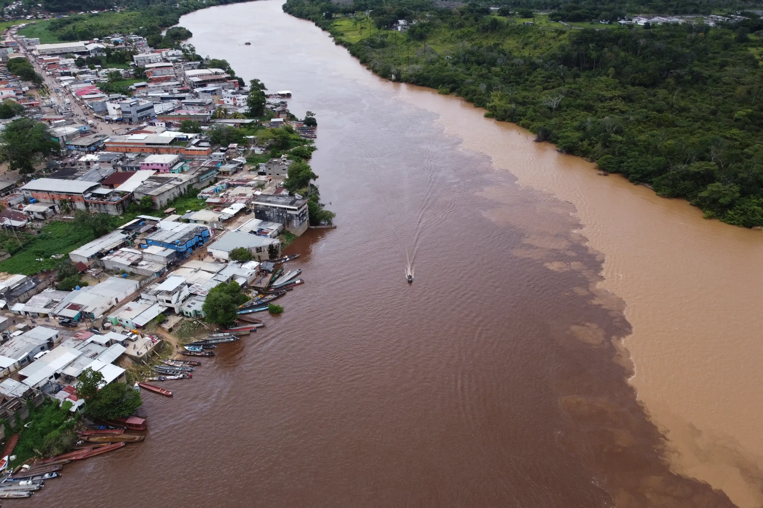 Un’imbarcazione naviga nel punto di confluenza dei fiumi Yaruari e Cuyuni, nella città mineraria di El Dorado, nello stato di Bolívar, in Venezuela, il 24 maggio 2025. El Dorado fa parte di una regione ribattezzata dal governo Arco Minero dell’Orinoco, che possiede ingenti riserve minerarie ed è attraversata dall’attività mineraria illegale e dalla criminalità organizzata, dove il commercio di polvere d’oro è una pratica diffusa.