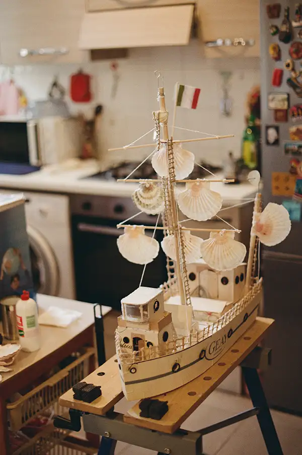 Una delle barche che Gianni costruisce con le cassette del pesce e le conchiglie che gli porta Hani dal mercato del pesce