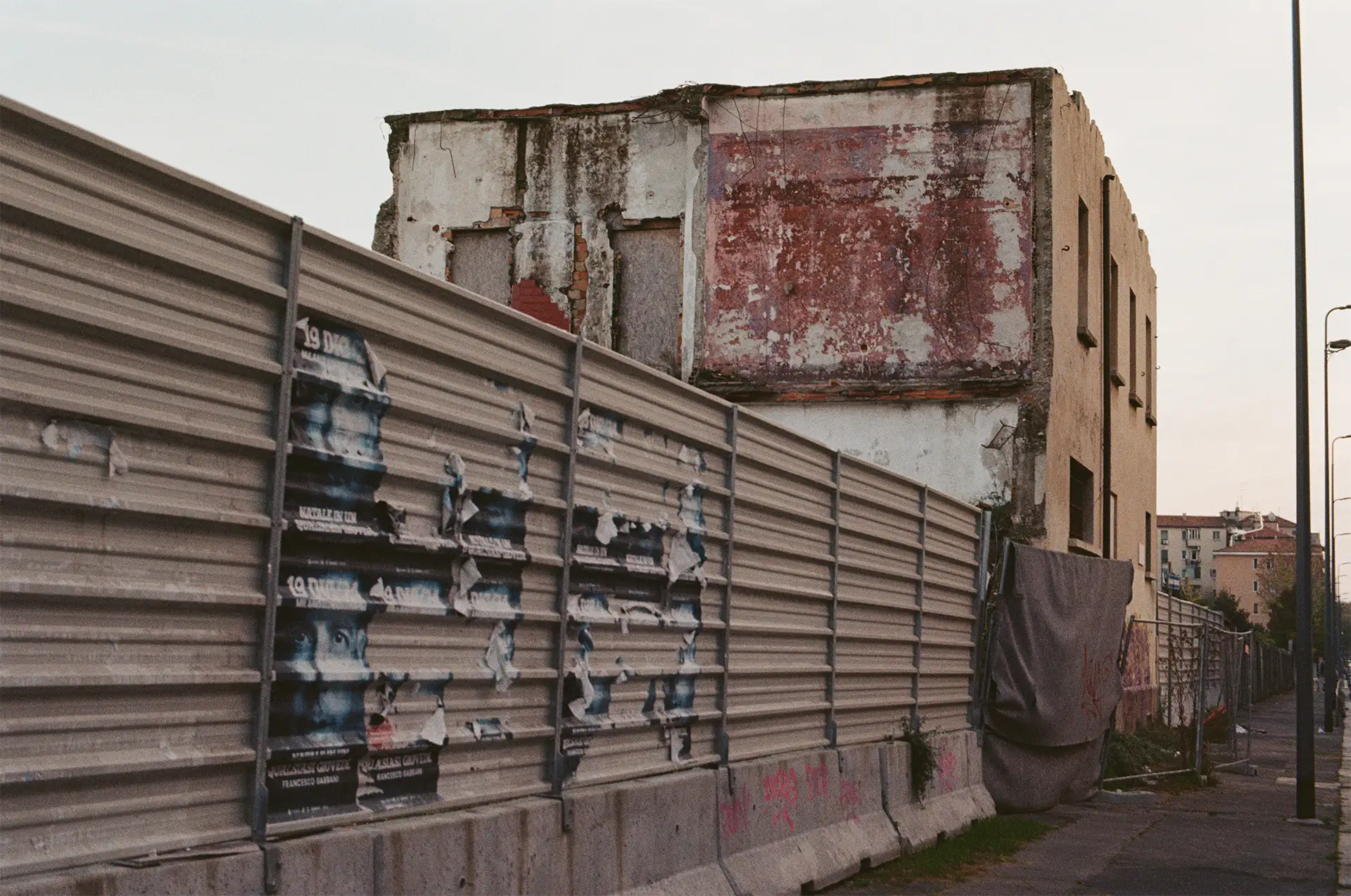 Una parte dell’edificio in cui viveva Gianni, sopravvissuta alla demolizione del mercato dei polli