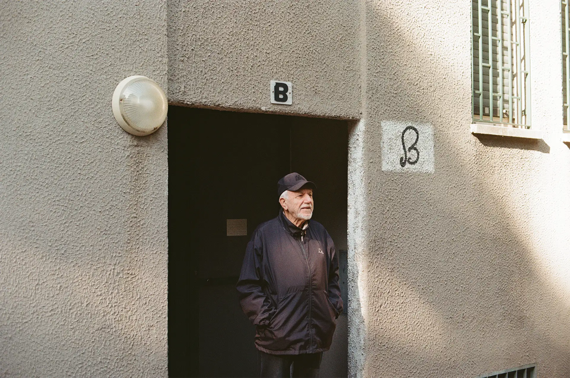 Gianni esce dalla sua casa in via del Turchino
