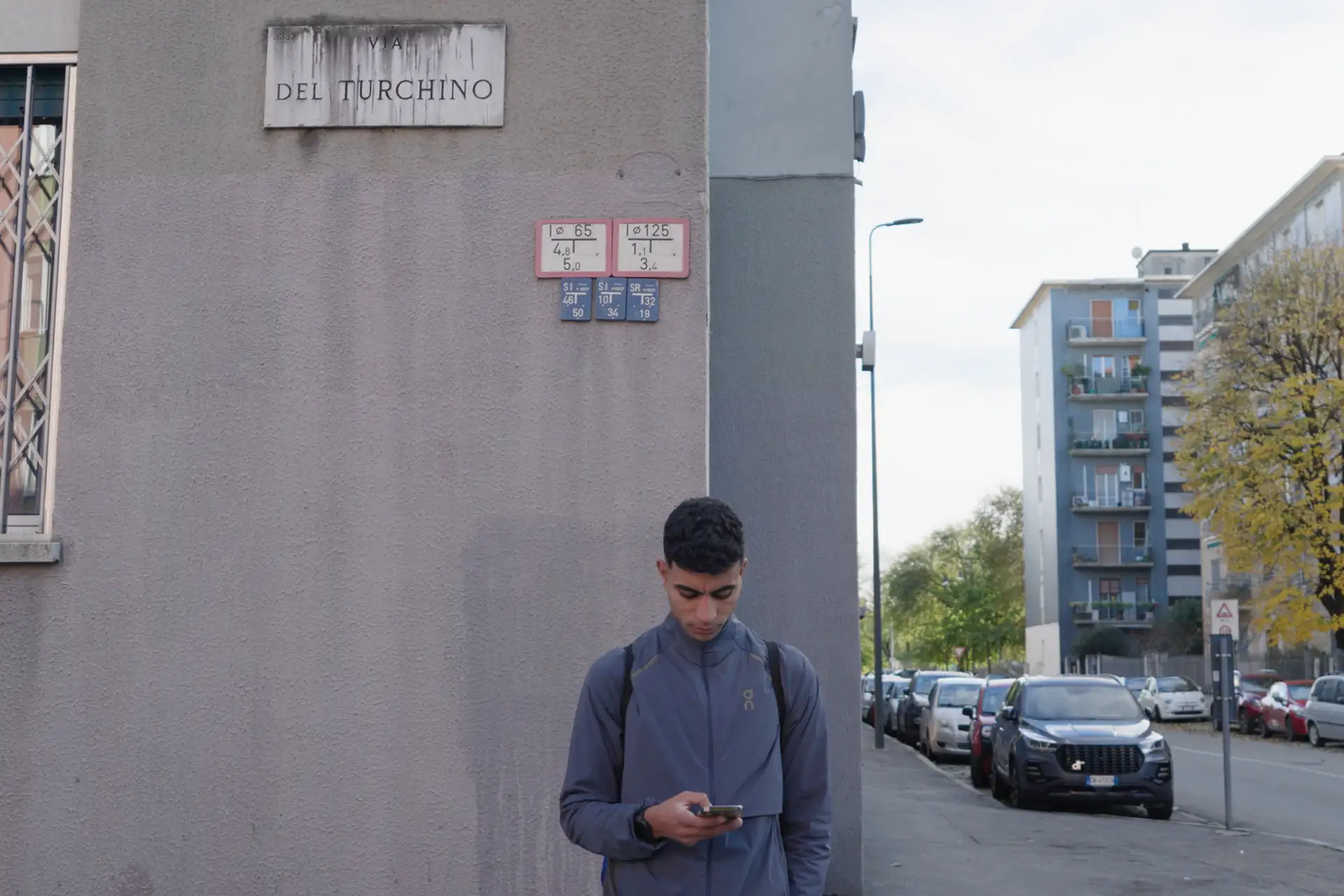 Samir fuori dalle case di via del Turchino mentre va al lavoro