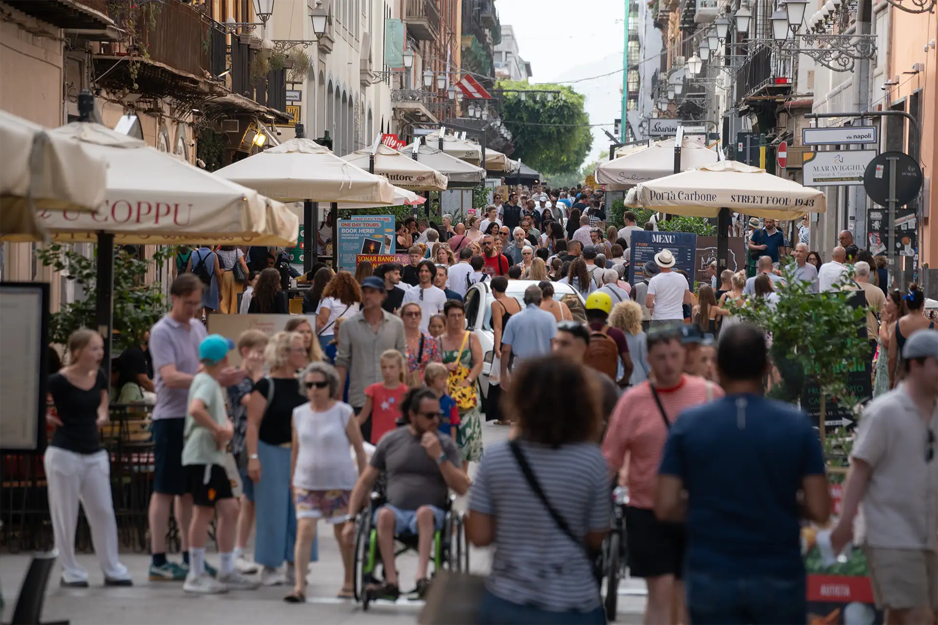 Via Maqueda, una delle strade pedonali più affollate di Palermo, gremita di turisti