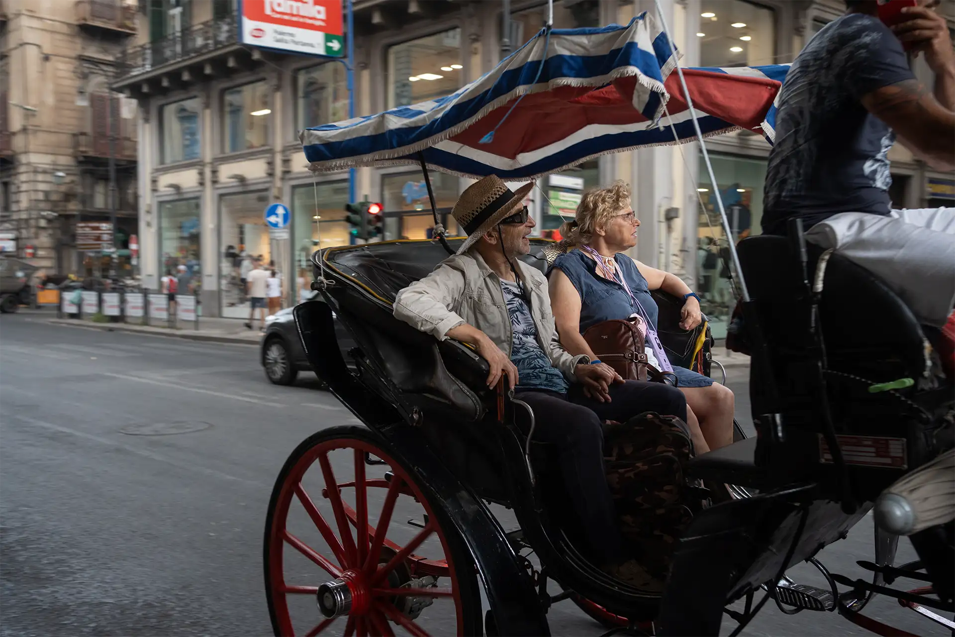 Carretto per turisti in Via Roma. L’utilizzo delle carrozze per turisti è fonte di polemiche in città per via delle condizioni di sfruttamento dei cavalli che operano in condizioni estreme, specie in estate con le alte temperature