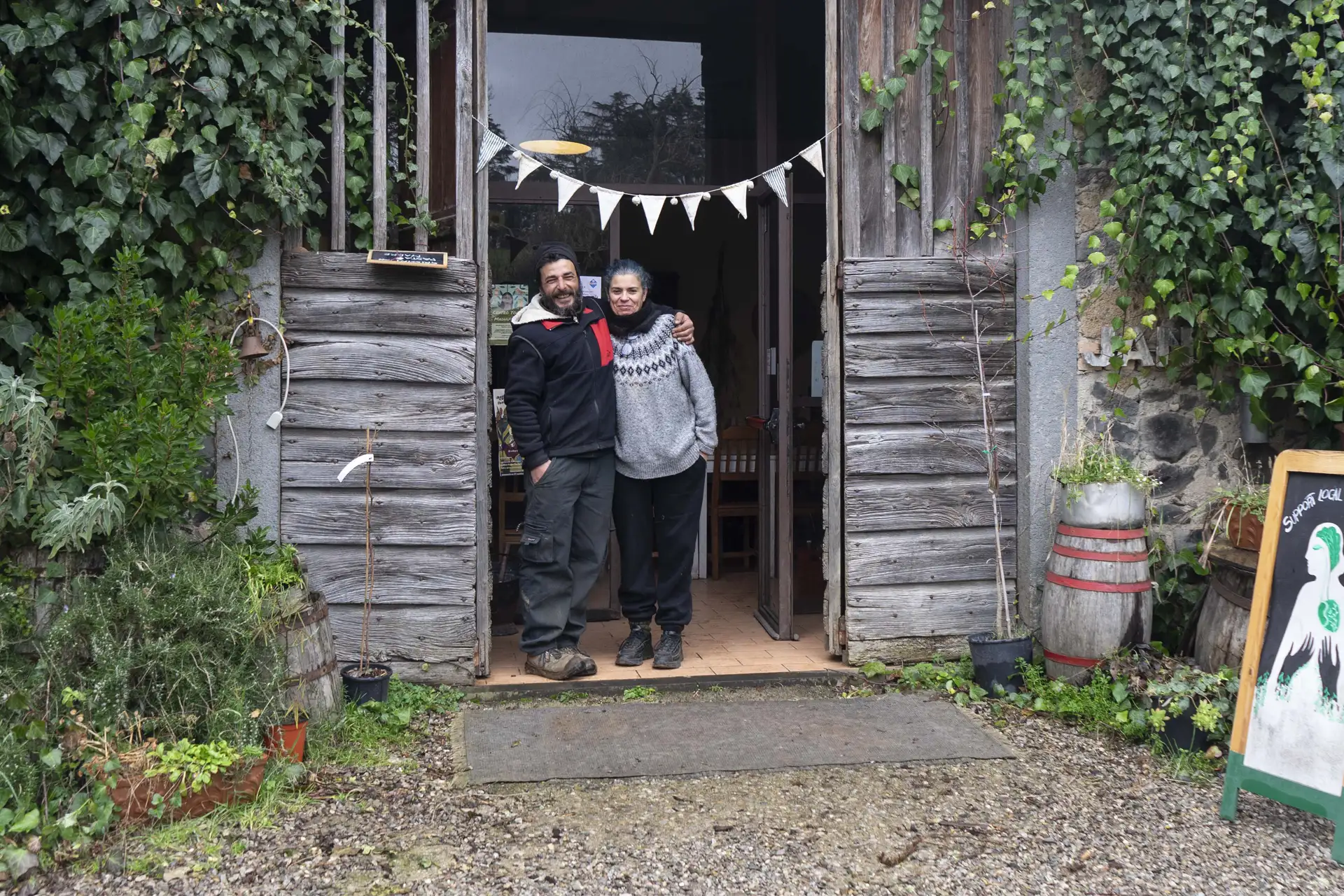 Eleonora Satta e Ivan Parisi all’ingresso dell’azienda agricola Janas nella località di Colle Ombroso, in Umbria