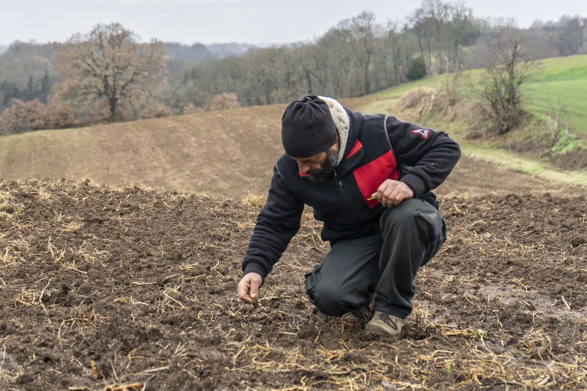 Ivan Parisi controlla uno dei campi che Janas ha in affitto. La difficoltà di comprare terreni propri è ciò che forza molti piccoli agricoltori al “nomadismo agricolo”