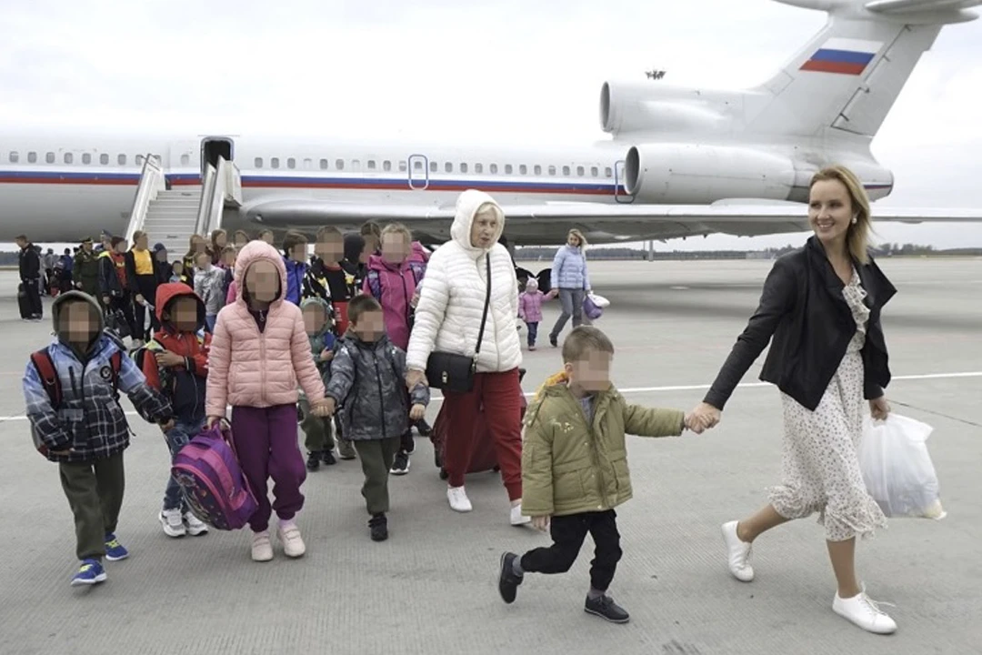 La Commissaria russa per i diritti dei bambini, Maria Lvova-Belova (prima a destra), accoglie bambini ucraini dai 3 ai 17 anni della regione di Donetsk (Ucraina) in uno degli aeroporti di Mosca