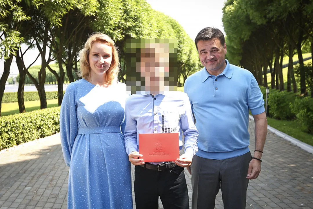 Maria Lvova-Belova e il governatore della regione di Mosca, Andrei Vorobyov, celebrano la consegna di un nuovo passaporto russo a un adolescente ucraino