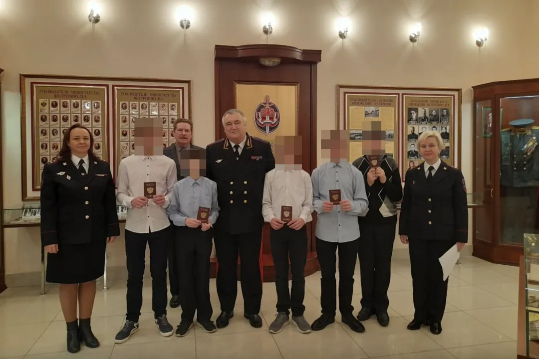 Una cerimonia nella regione del Bashkortostan, sud della Russia, per la consegna di passaporti russi a bambini provenienti dall’oblast di Donetsk (Ucraina)