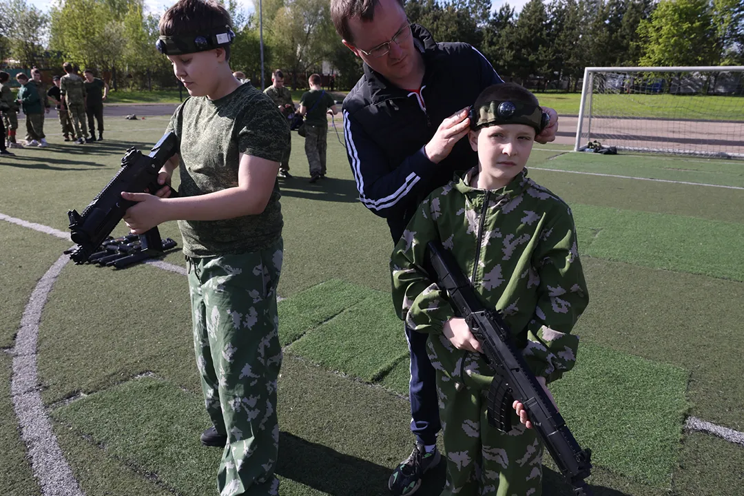 Studenti liceali durante un'esercitazione militare organizzata di Yunarmia a Mosca a maggio 2025