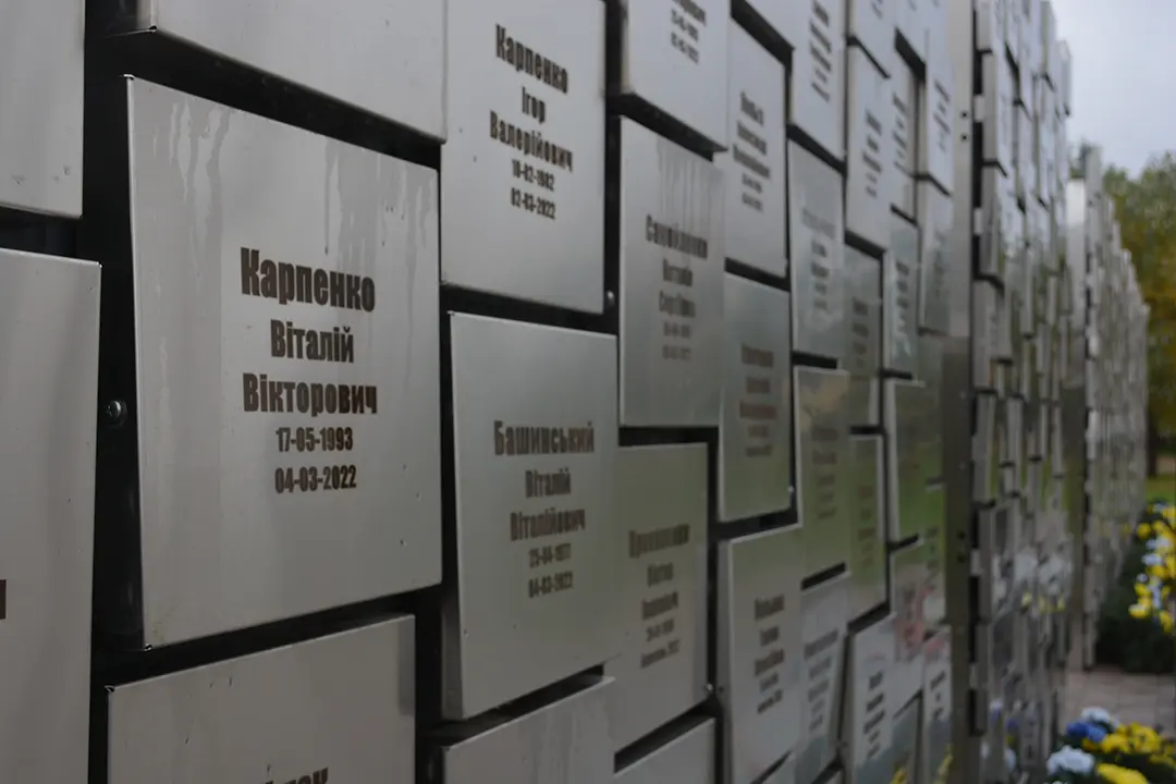 Il memoriale di Bucha, cittadina a pochi chilometri a nord-ovest di Kyiv, in memoria delle 458 vittime civili uccise dall’esercito russo durante l’occupazione della città