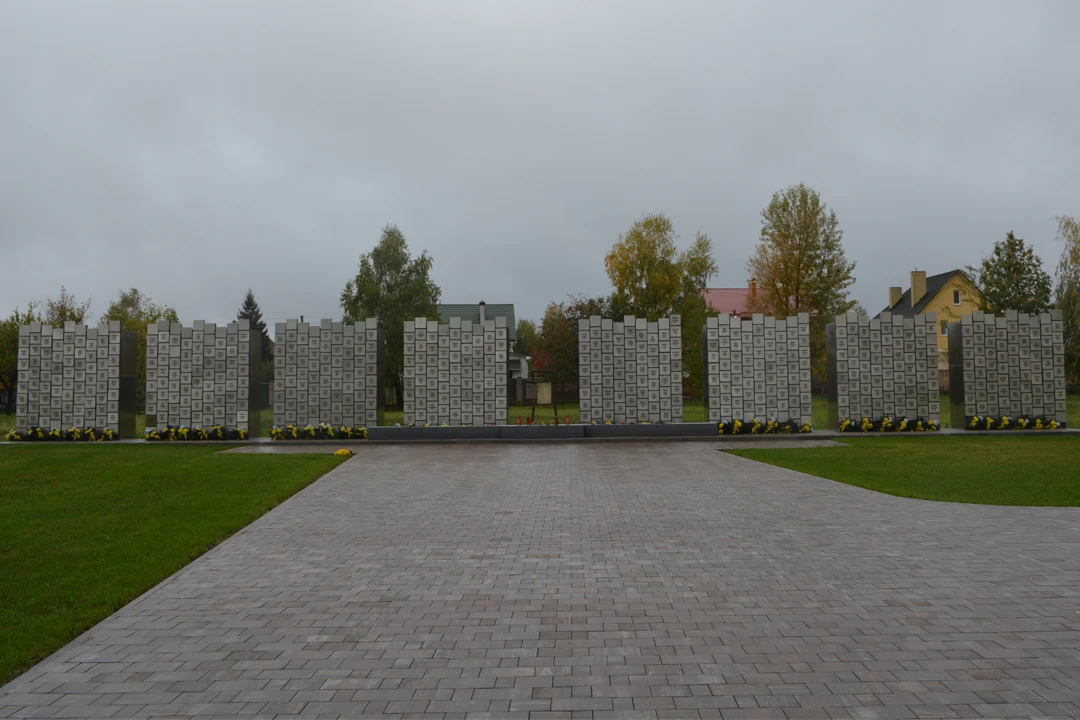 Il memoriale di Bucha, cittadina a pochi chilometri a nord-ovest di Kyiv, in memoria delle 458 vittime civili uccise dall’esercito russo durante l’occupazione della città