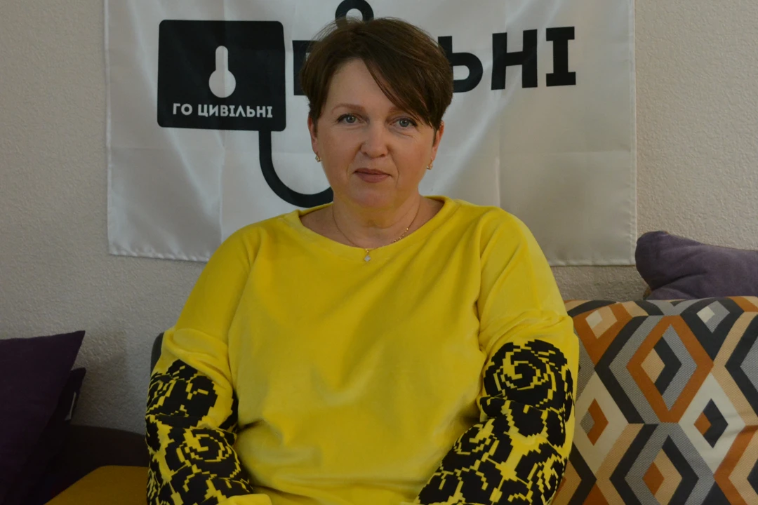 Olena nell’alloggio del villaggio Hansen, una comunità di case modulari a 25 chilometri a sud-ovest di Kyiv, dove oggi vivono circa duemila sfollati interni ucraini