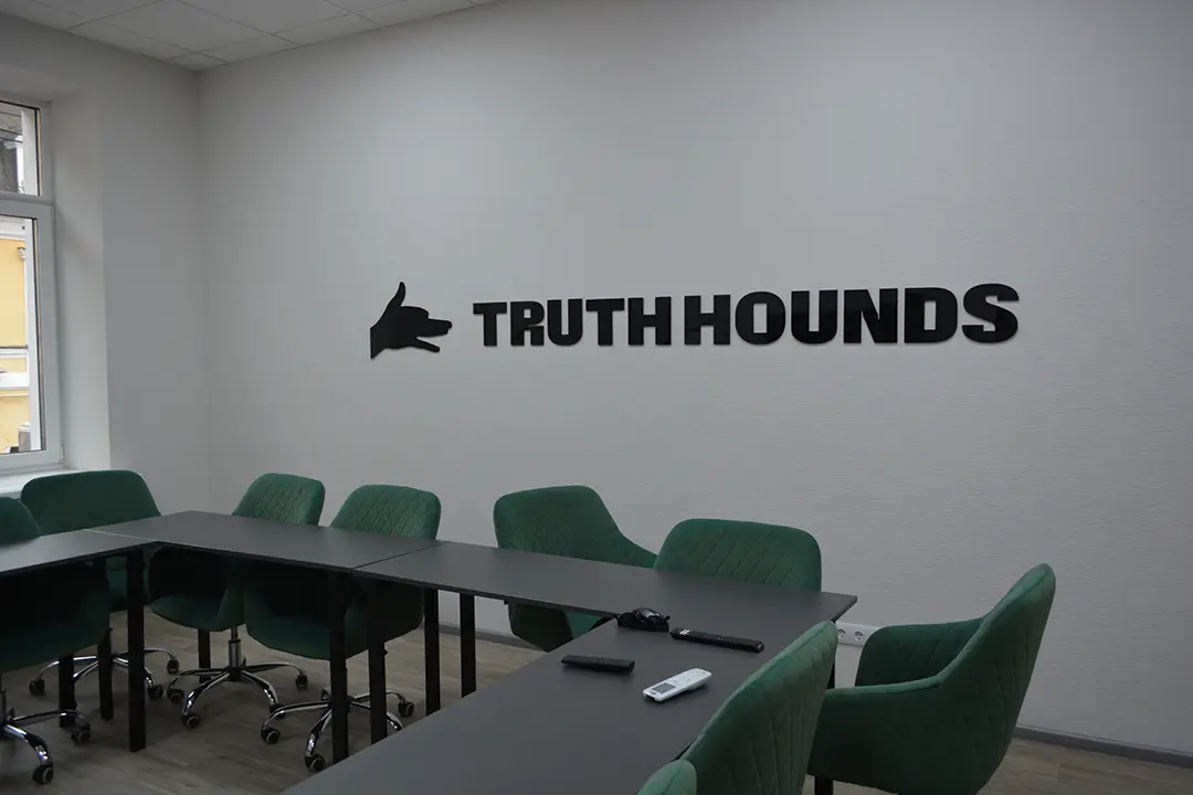 La sala riunioni della sede dell’ong Truth Hounds a Kyiv