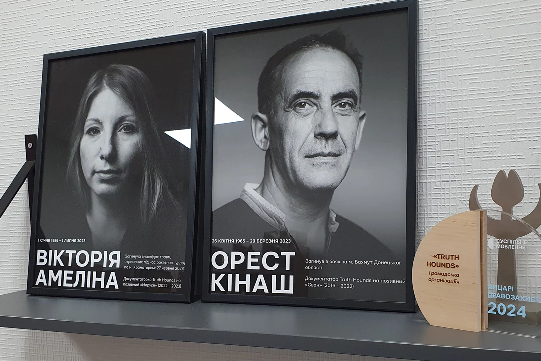 Un ritratto di Victoria Amelina, autrice ucraina e poi ricercatrice per Truth Hounds, uccisa a Kramatorsk il 27 giugno 2023, accanto a quello di Orest Kinash, anch’egli ricercatore per la ong ucraina, ucciso a Bakmut il 4 aprile 2023