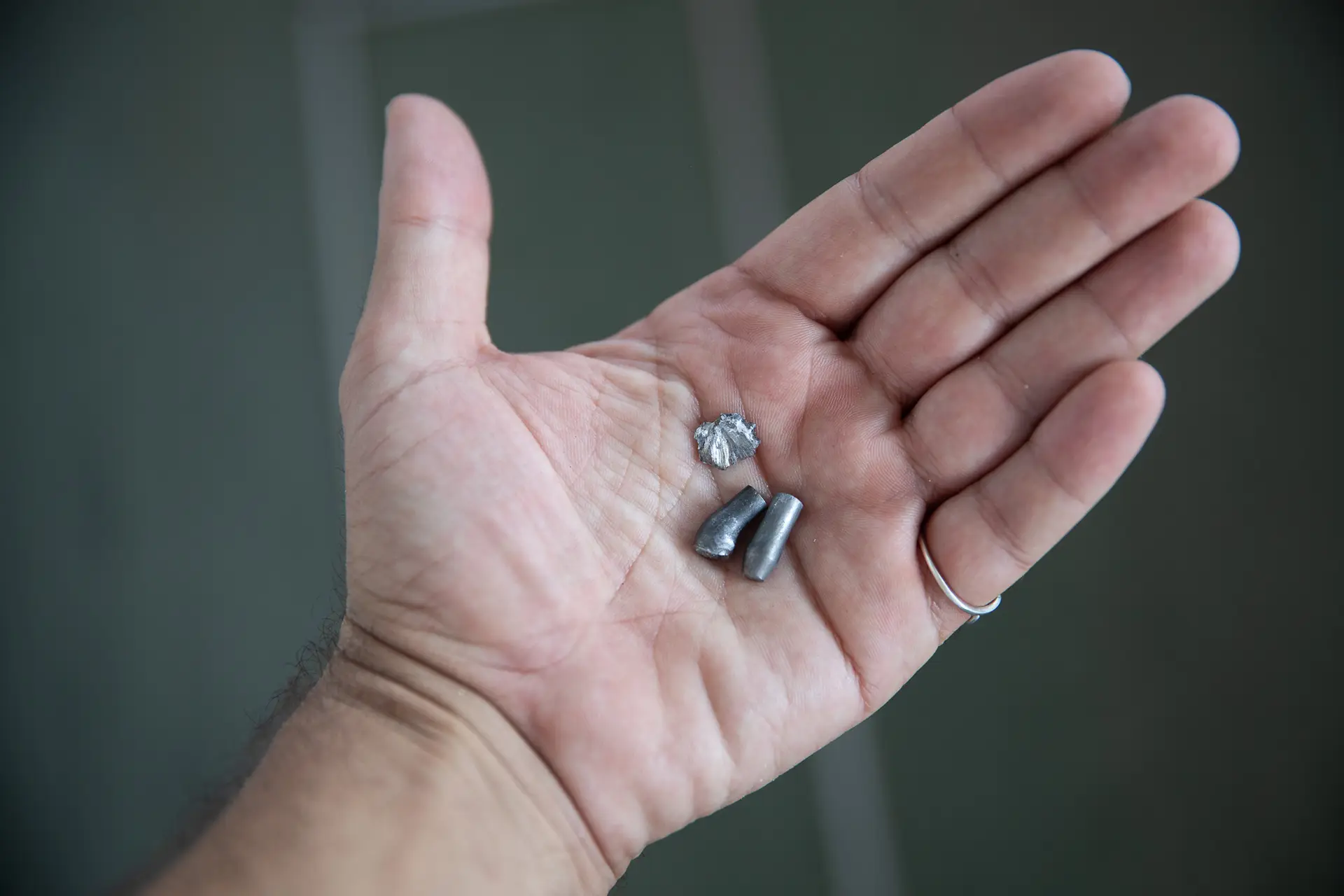 Alcune ogive recuperate dal ponte di comando della Ocean Viking