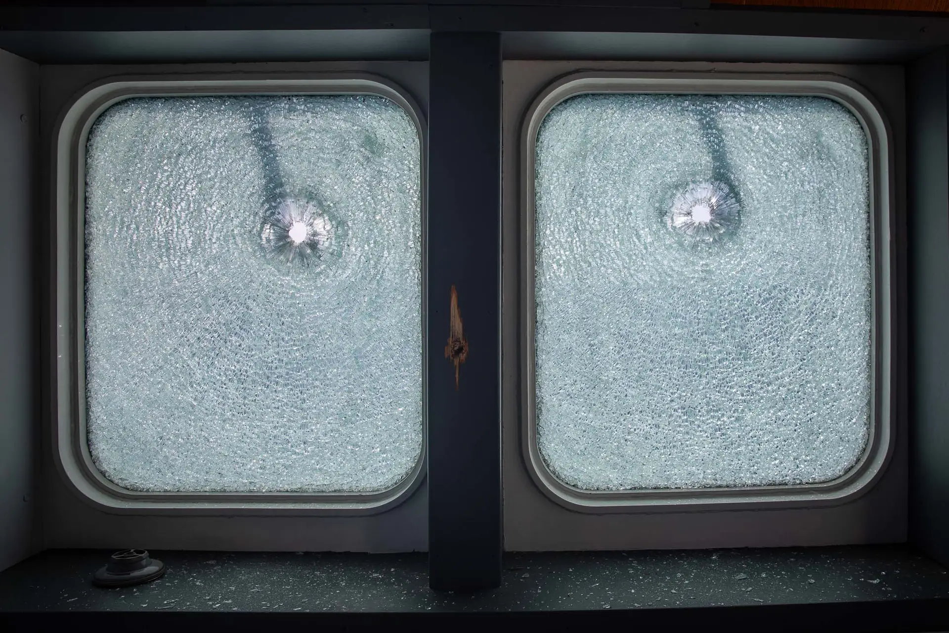 I vetri del ponte della Ocean Viking frantumati dai colpi di arma da fuoco