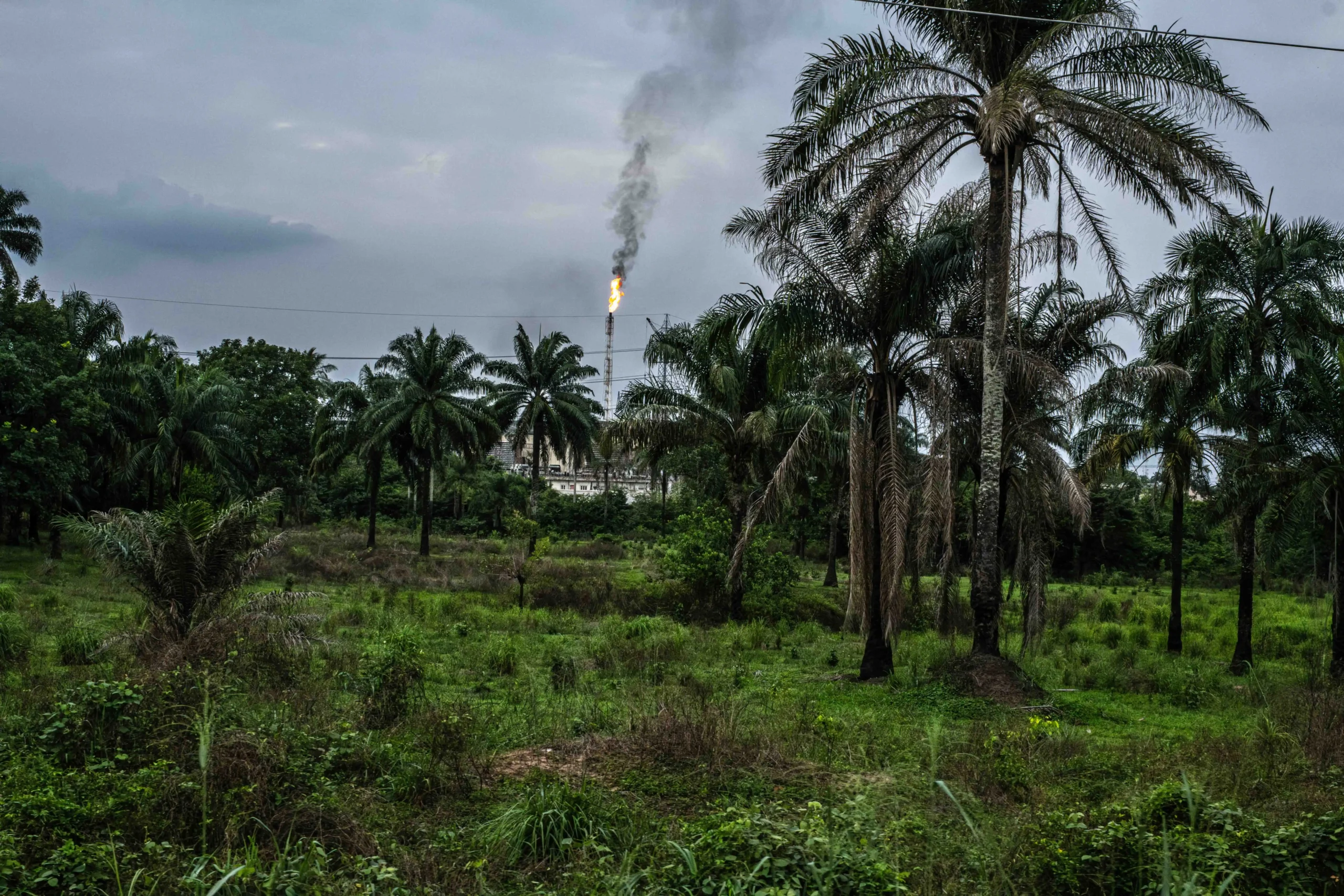 Il gas in eccesso prodotto durante l’esplorazione petrolifera in Nigeria molto spesso viene bruciato. Il fenomeno si chiama gas flaring ed è una delle minacce alla salute della comunità di Aggah. La pratica in Europa è illegale, in Nigeria è tollerata