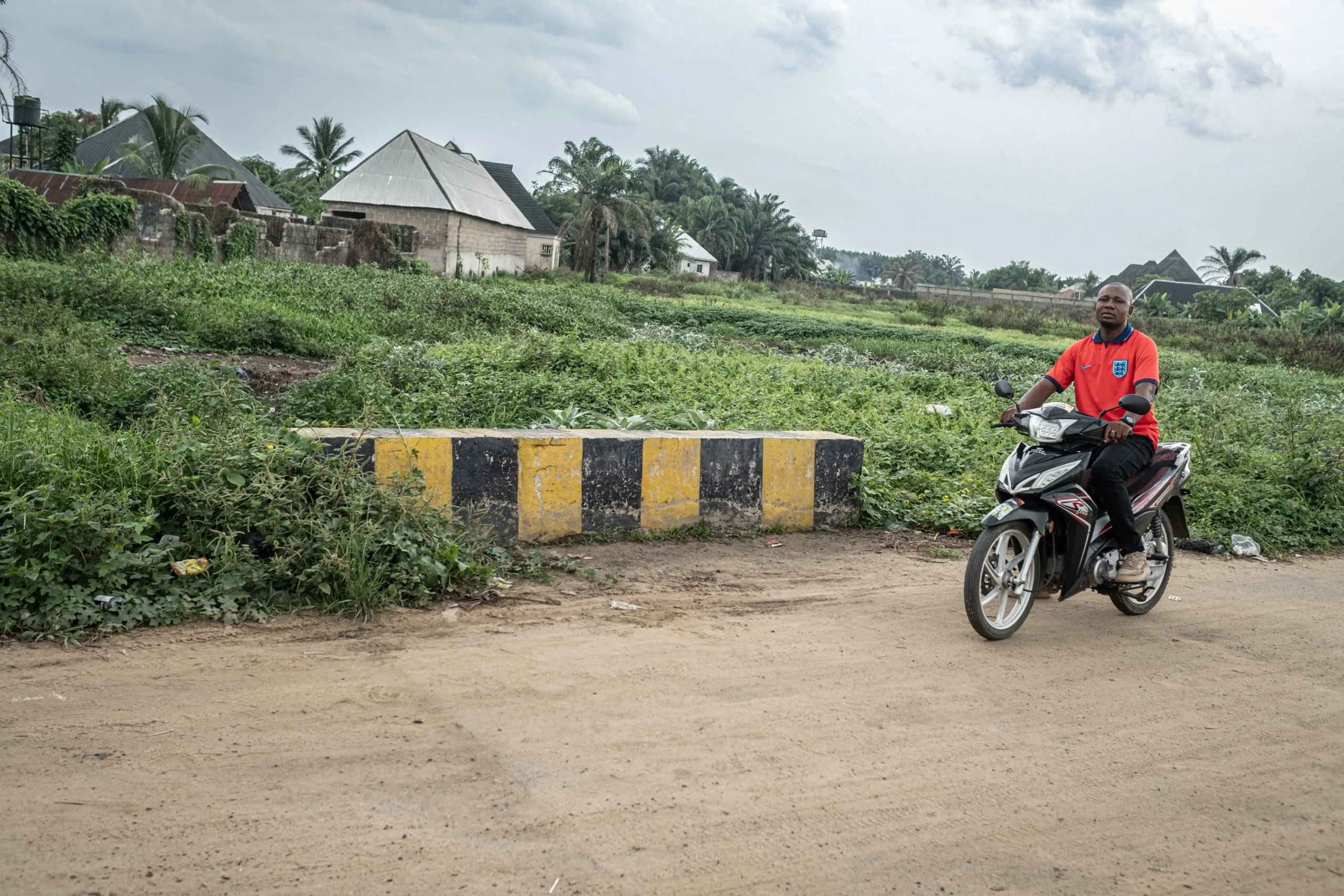 Un tratto della strada che collega i pozzi petroliferi nella comunità di Aggah. Un’ong locale ritiene impediscano il naturale scolo dell’acqua durante la stagione delle piogge