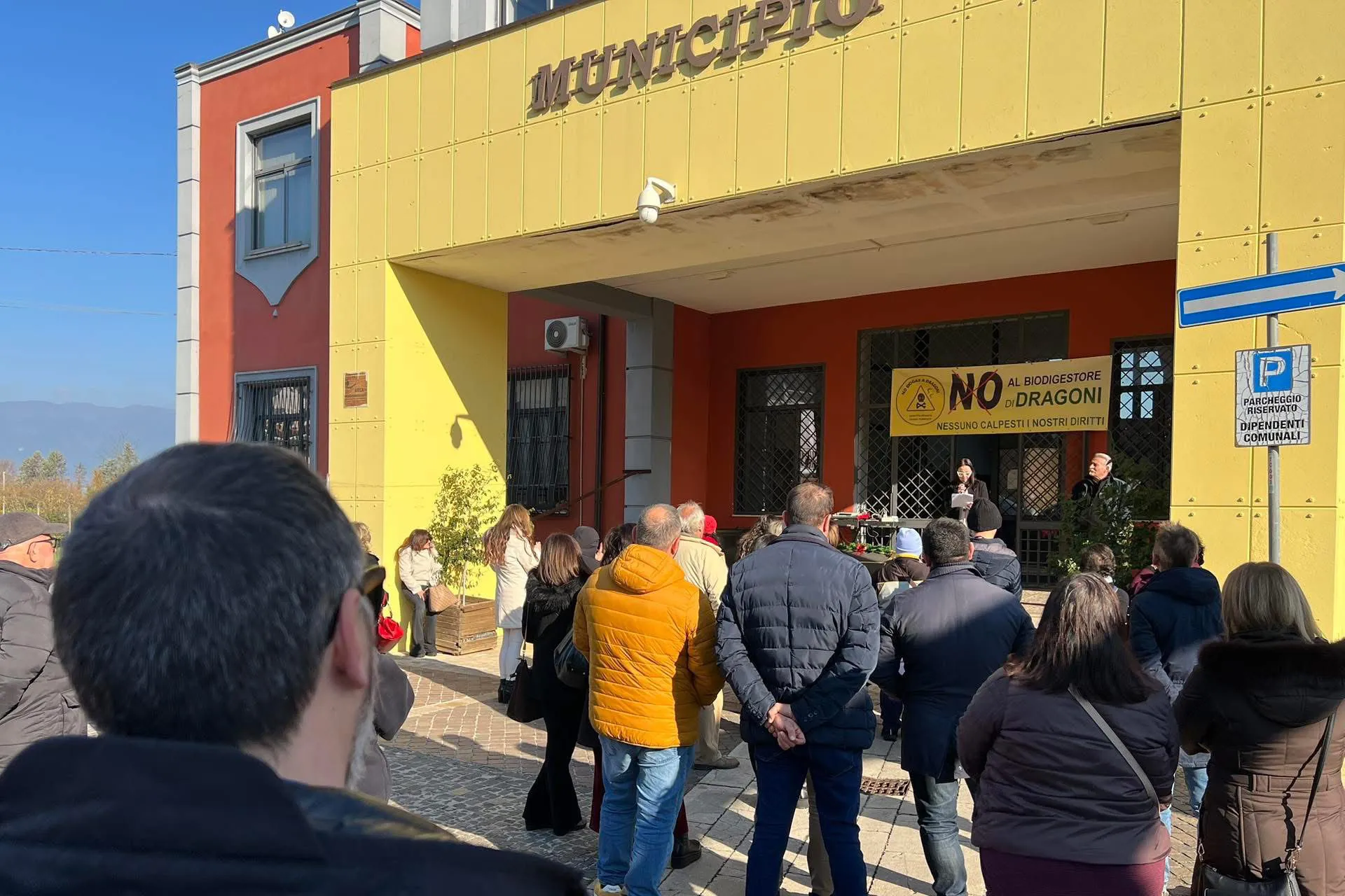 Assemblea pubblica davanti al Comune di Dragoni contro l'impianto a biometano. Dicembre 2025