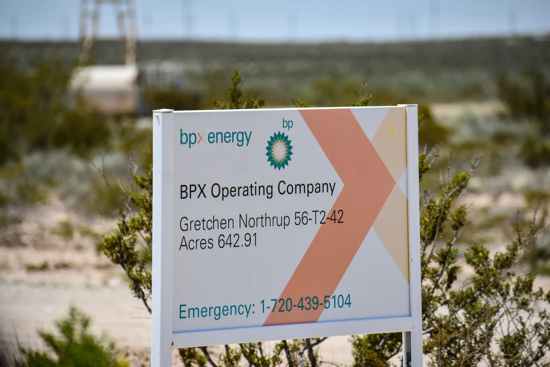 Un cartello delimita il confine del sito di estrazione Gretchen Northrup, gestito da BPX, la succursale di BP dedicata alle attività onshore negli Stati Uniti
