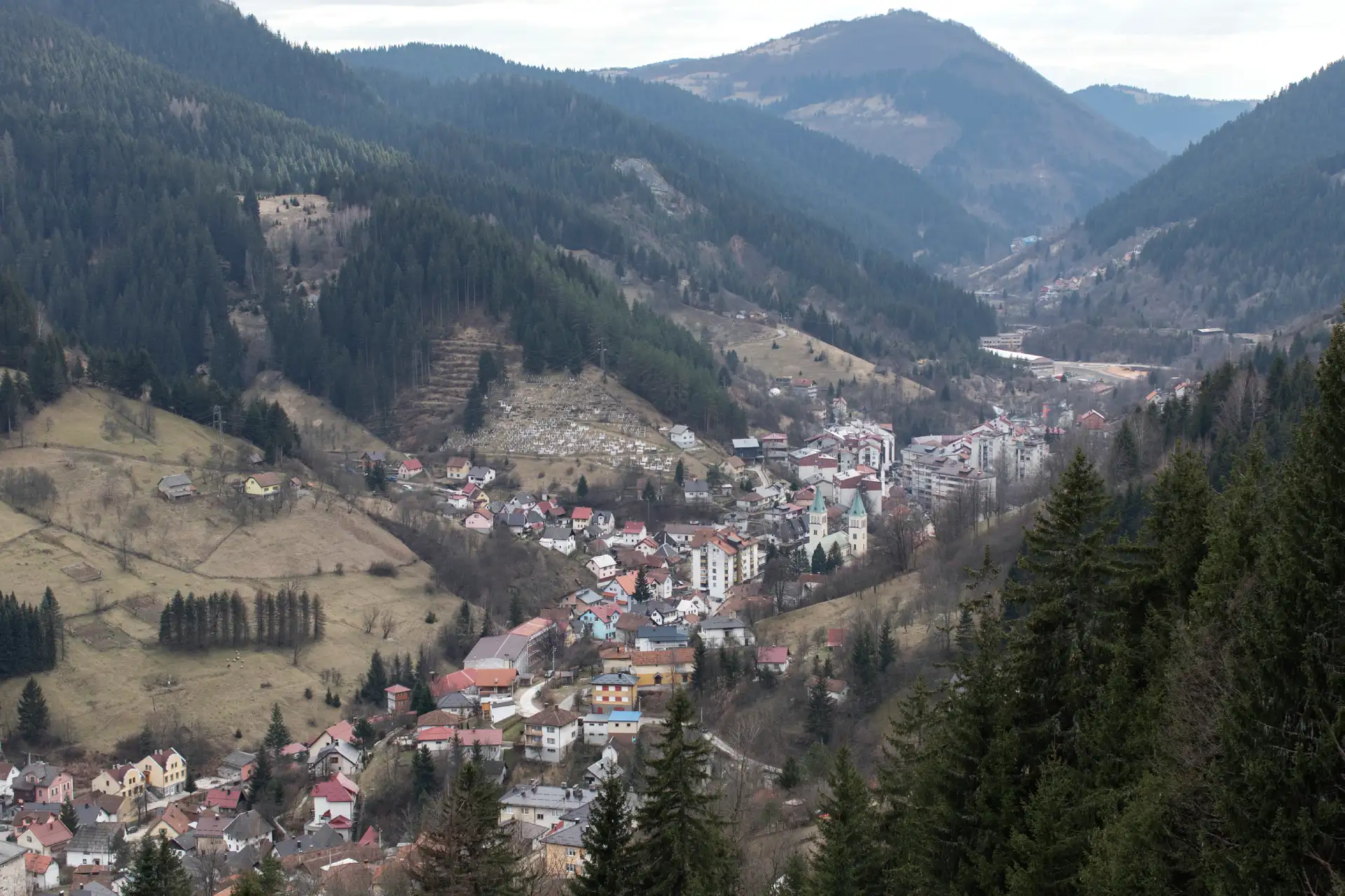 Vista della cittadina di Vareš, Federazione, Bosnia centrale. Situata a circa 50 km a nord-est di Sarajevo, Vareš è conosciuta in BiH per la lunga tradizione mineraria che tuttora ne segna la storia e l’economia
