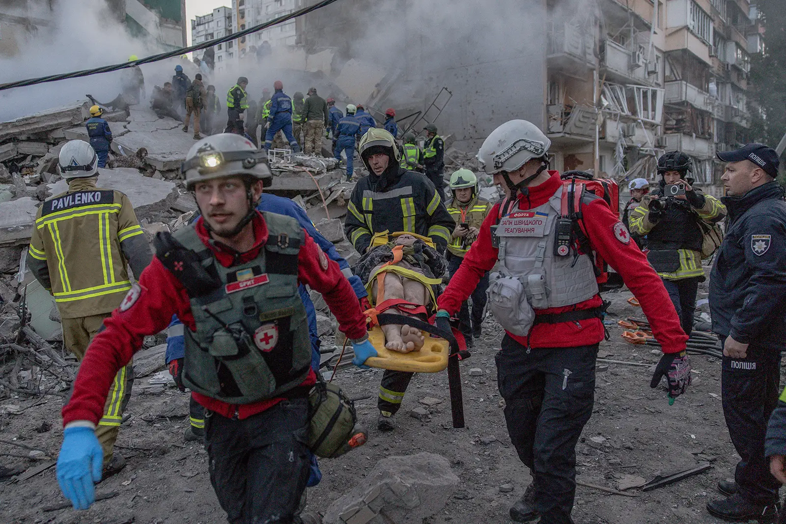 I soccorsi alle vittime dell'attacco su Kyiv che ha interamente distrutto un palazzo il 14 maggio 2026