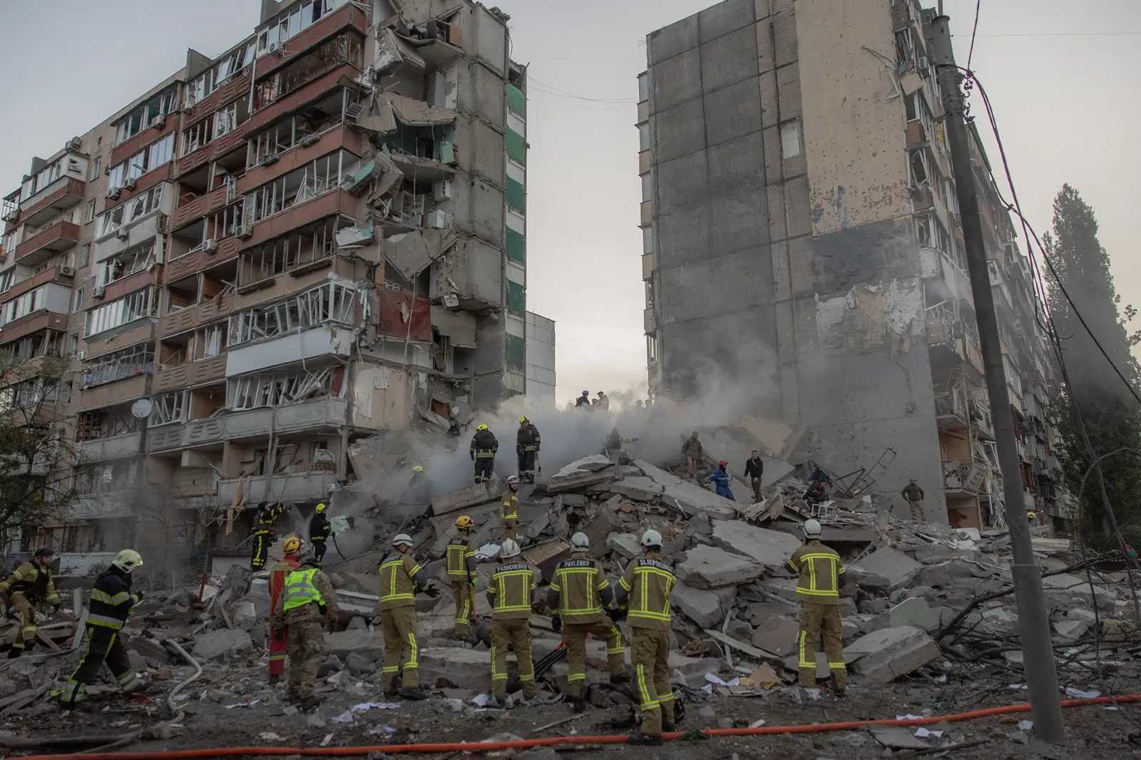 I resti del palazzo di Kyiv colpito da un missile Kh-101 il 14 maggio 2026: 24 vittime, di cui tre bambini