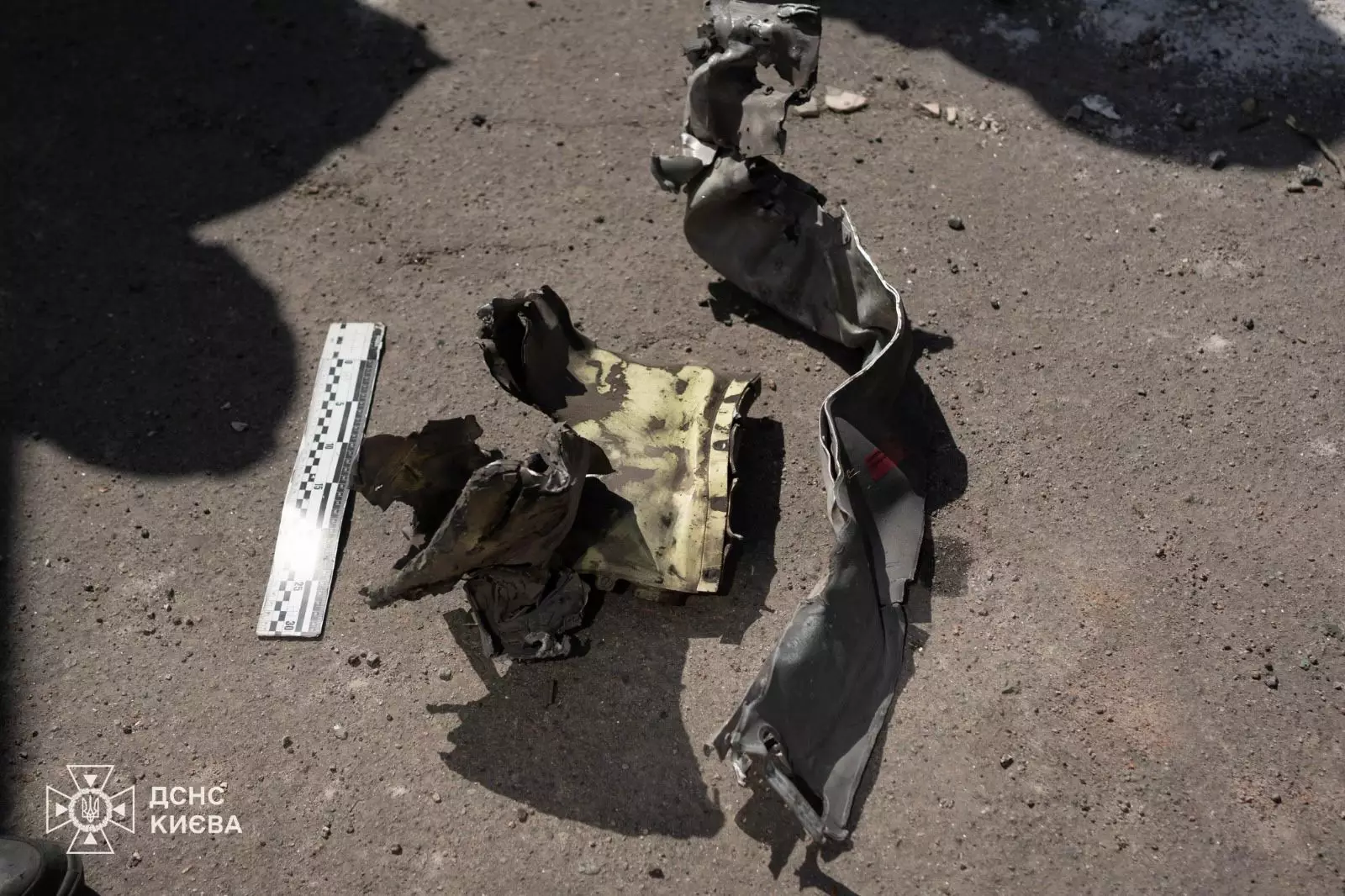Frammenti di un missile Kh-101 recuperati sul luogo del palazzo di Kyiv distrutto il 14 maggio 2026