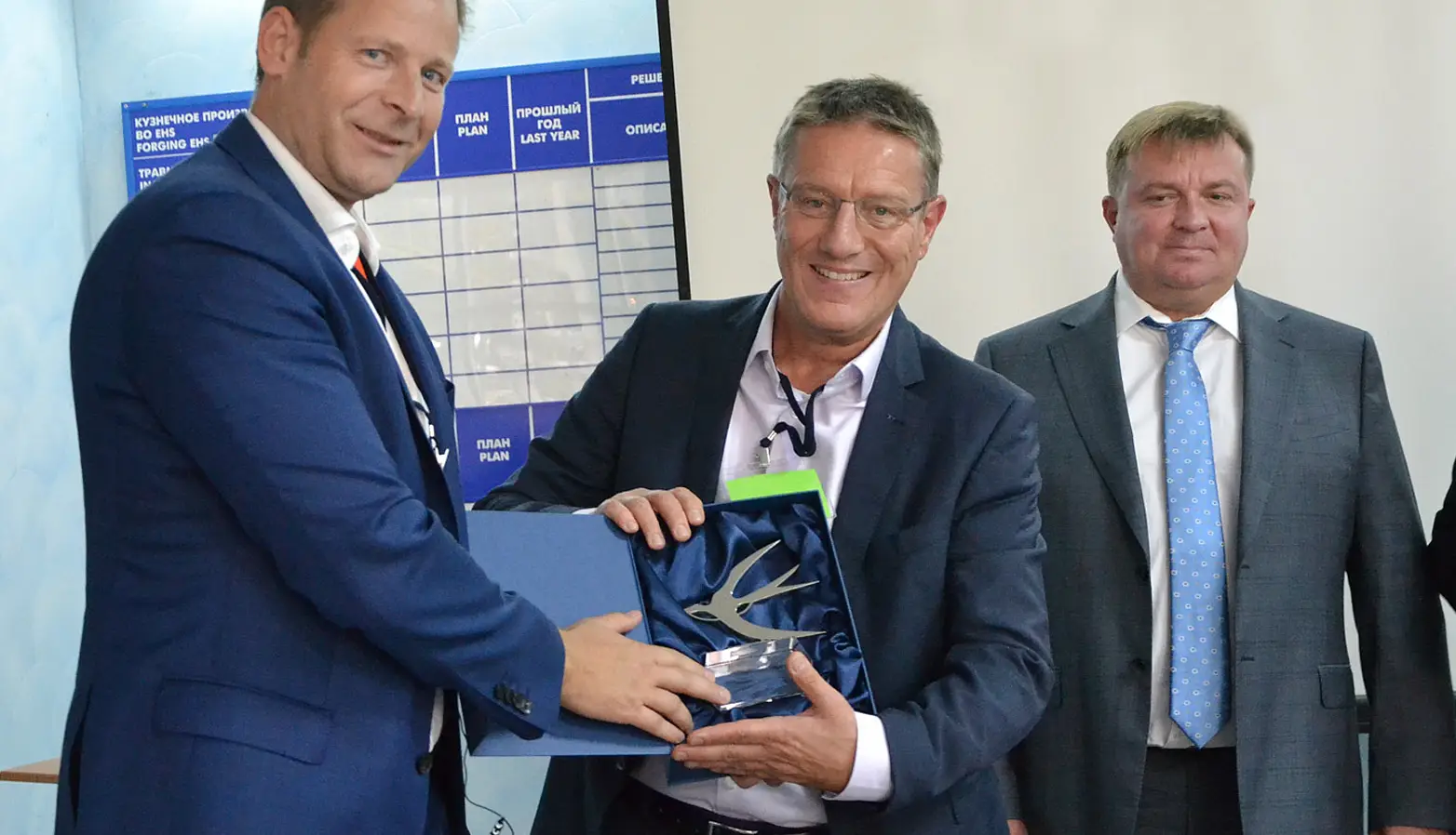 Alexander Tattersall (centro) durante una visita alla sede di AMR (Aluminium Metallurg Rus) nel 2019, in occasione del 65° anniversario della società