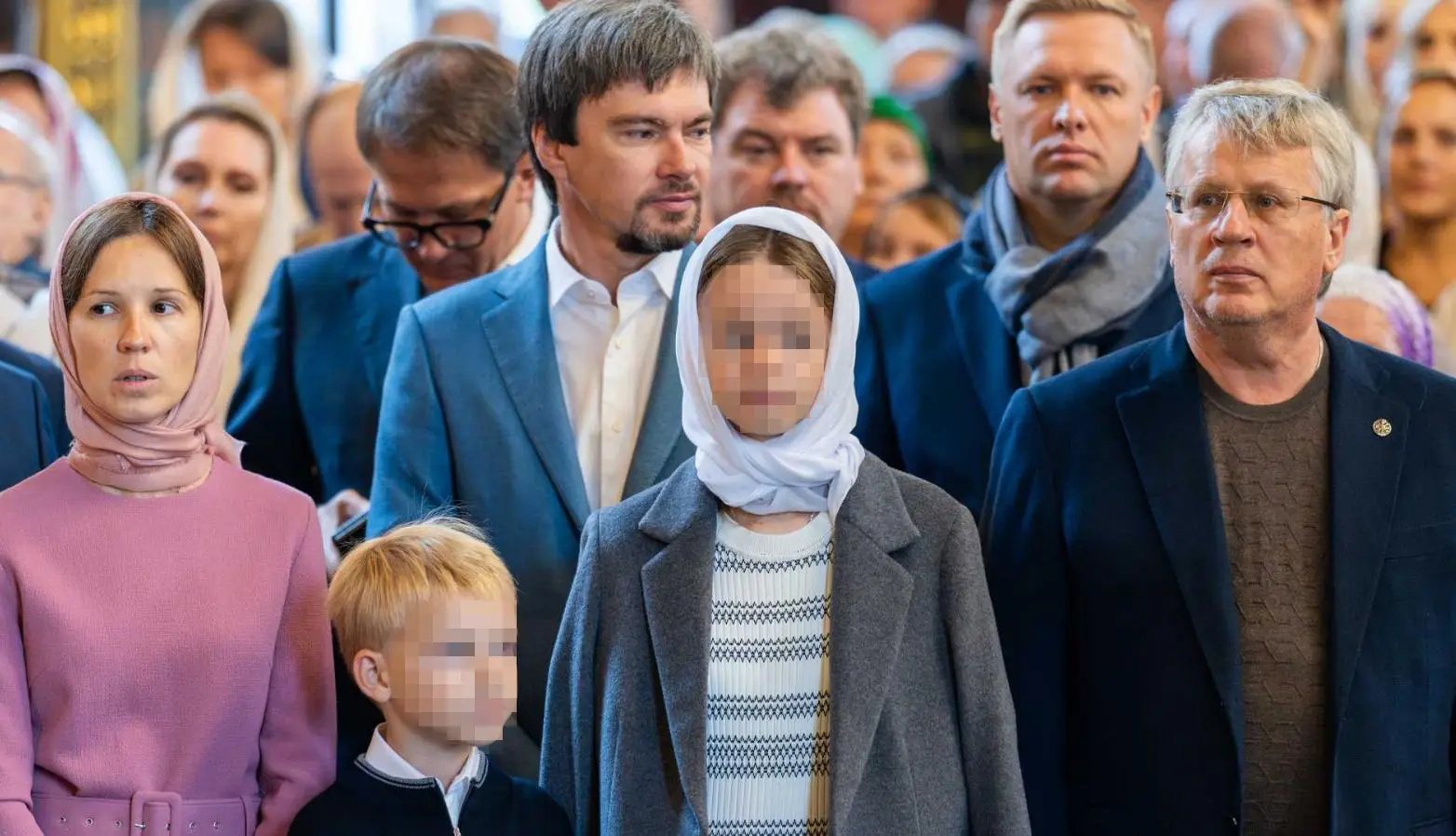 Nikolay Timokhin (centro) con la sua famiglia e suo suocero Igor Zavyalov (destra), vice direttore di Rostec, durante una messa a Mosca a settembre 2024