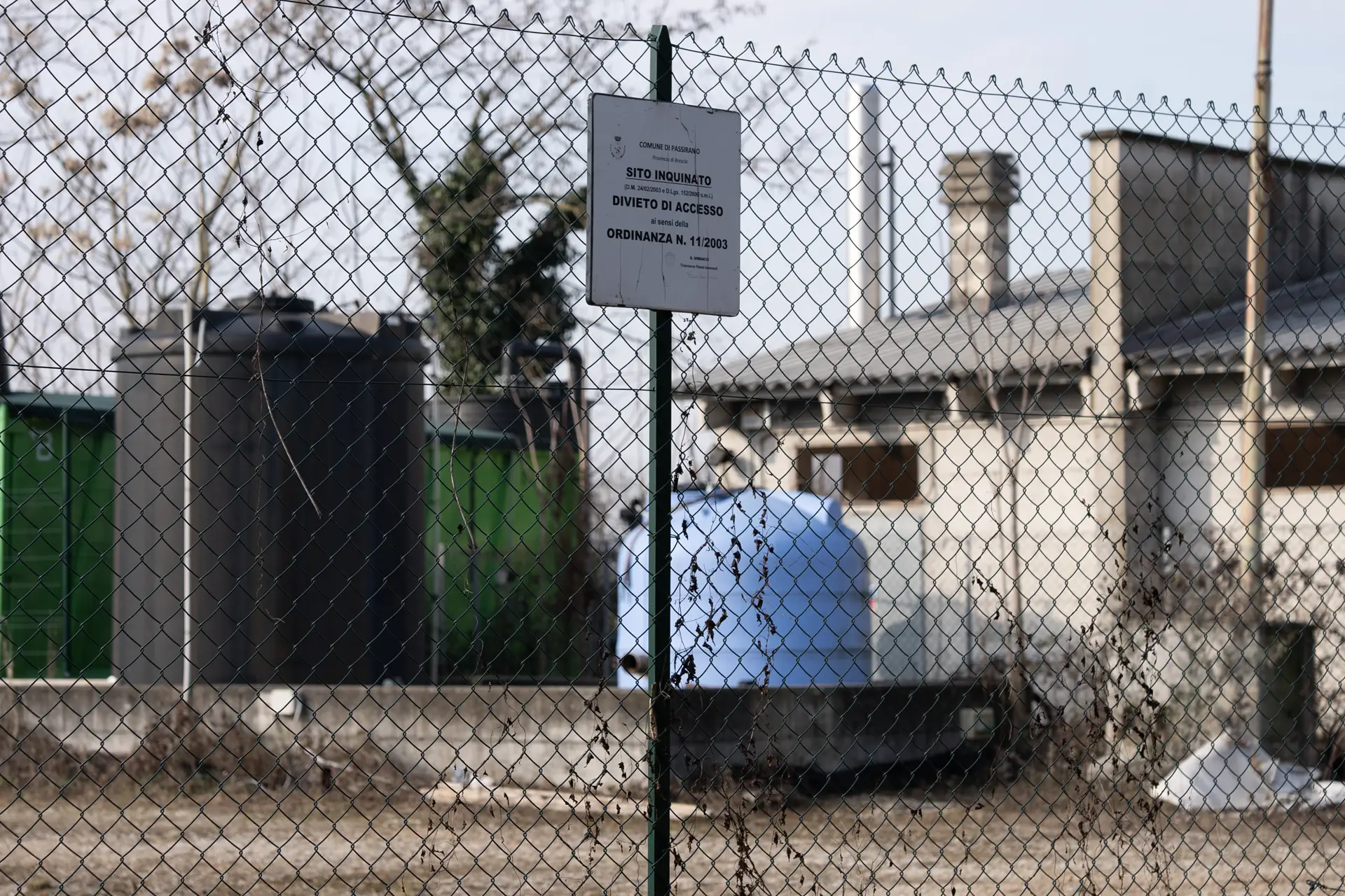 Un cartello sulla rete della discarica Vallosa segnala il sito inquinato e impone il divieto di accesso in base a un'ordinanza del 2003