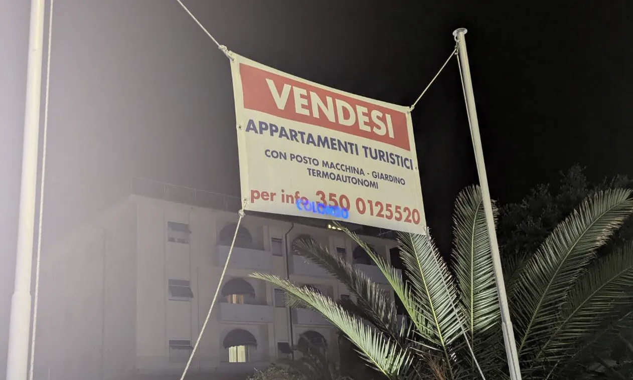 Il cartello che campeggia fuori dall'indirizzo a cui verrà realizzato lo studentato a Lido di Camaiore