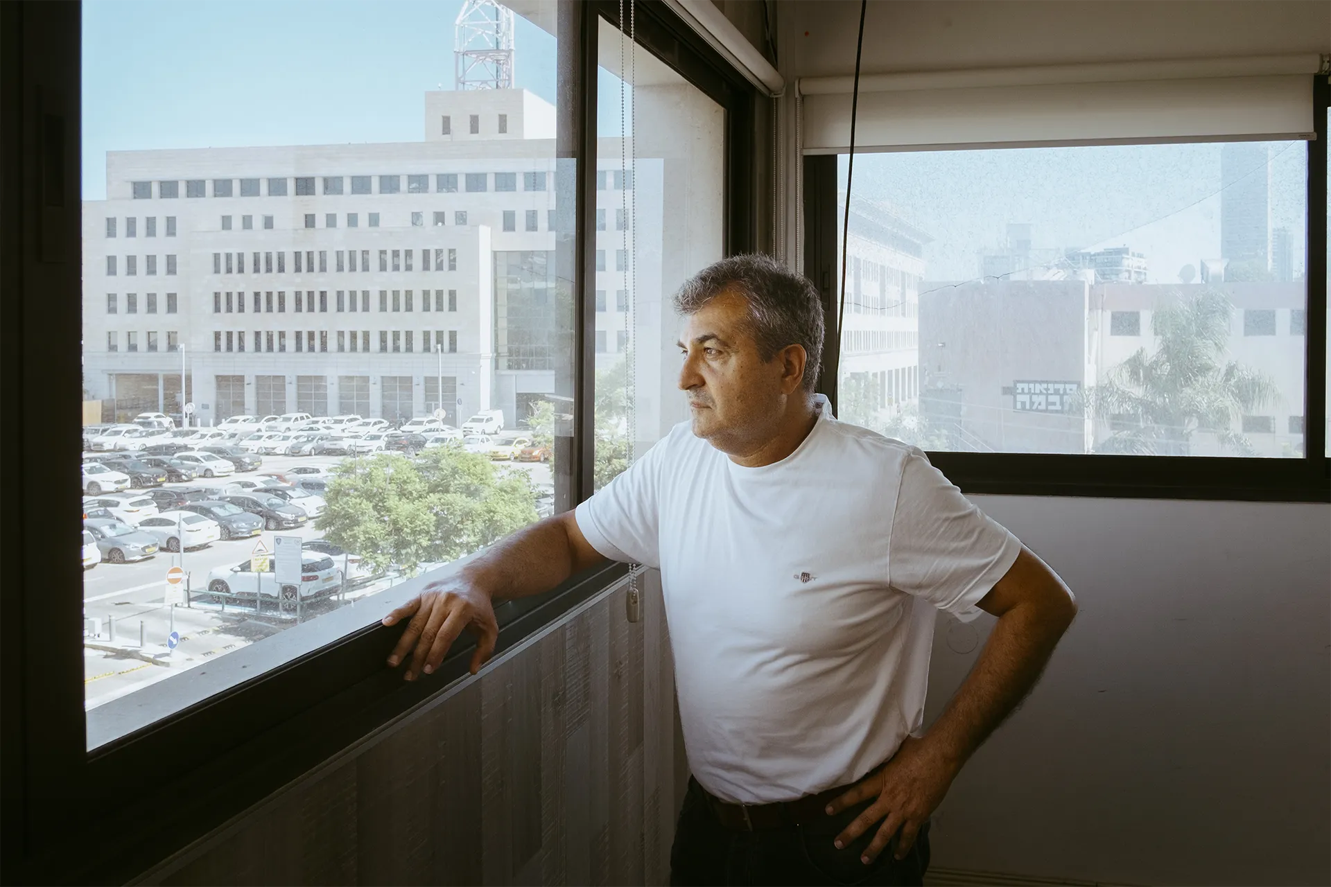 Amir Badran, avvocato e vicesindaco di Tel Aviv per Hadash, guarda fuori dalla finestra del suo studio legale a Giaffa. «Ci sono voluti 105 anni per un vicesindaco arabo», dice