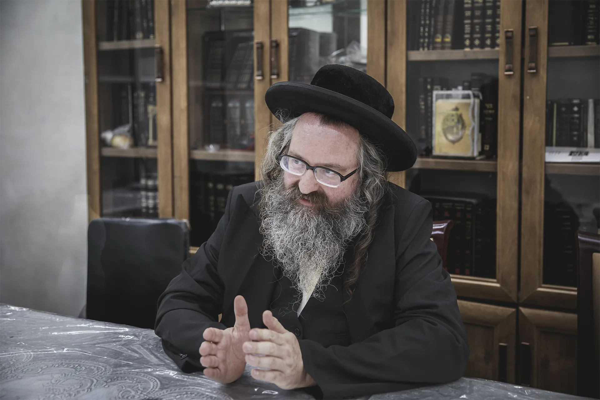 Il rabbino Neiger tra i banchi di libri di una strada di Mea Shearim, il quartiere di Gerusalemme considerato, con Bnei Brak, il cuore del mondo ultraortodosso in Israele